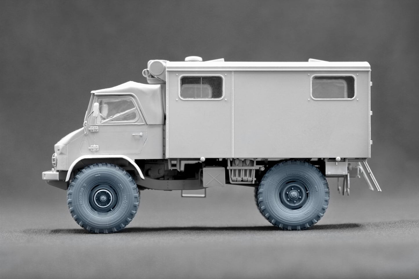ScaleX Unimog 404 11.0R20 X v2 Ordinary Wheel Set For ICM, AK Revell 1:35 Model Kits